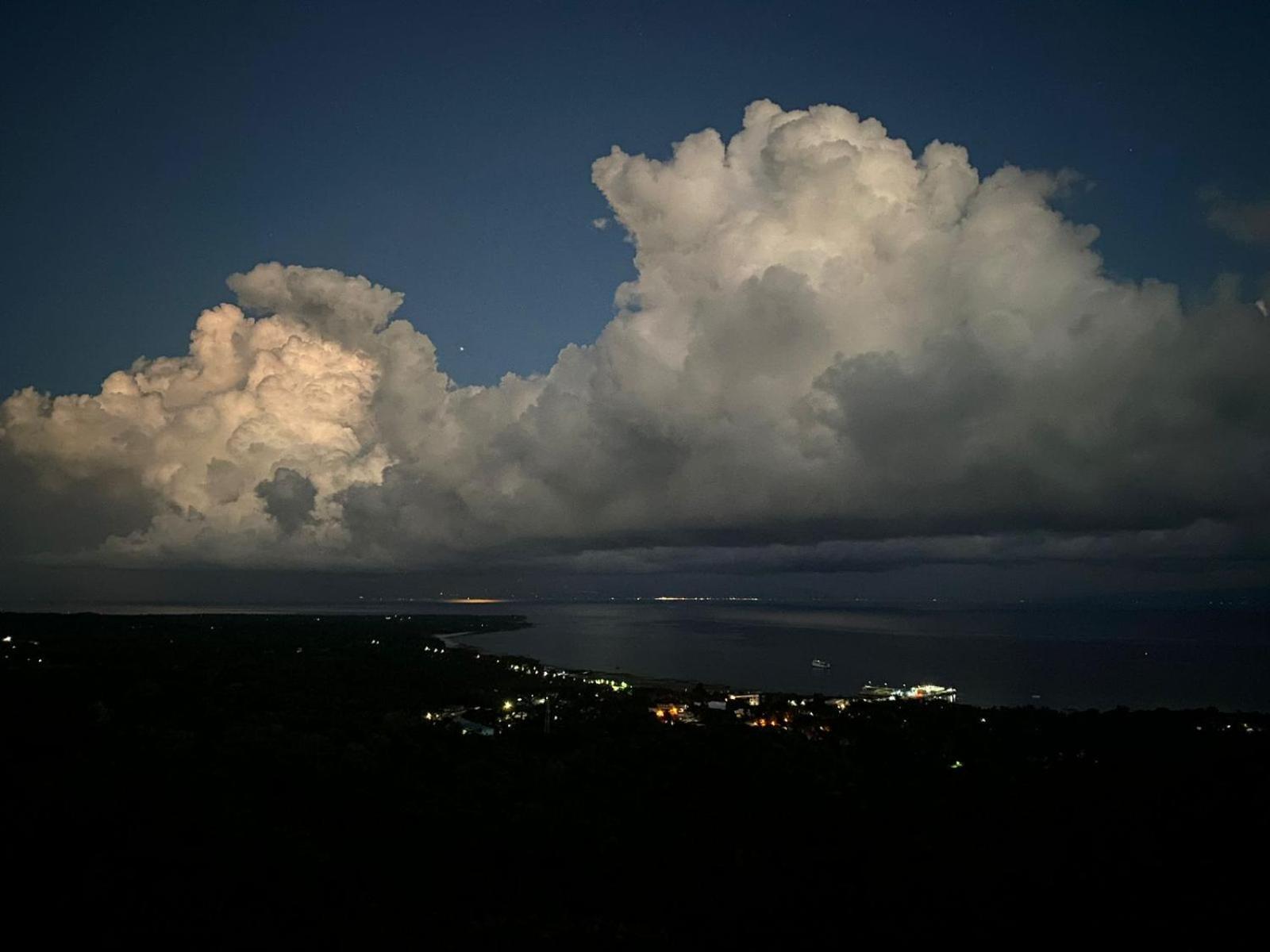 Thornton'S Sea View Cafe & Guesthouse Siquijor Exterior photo